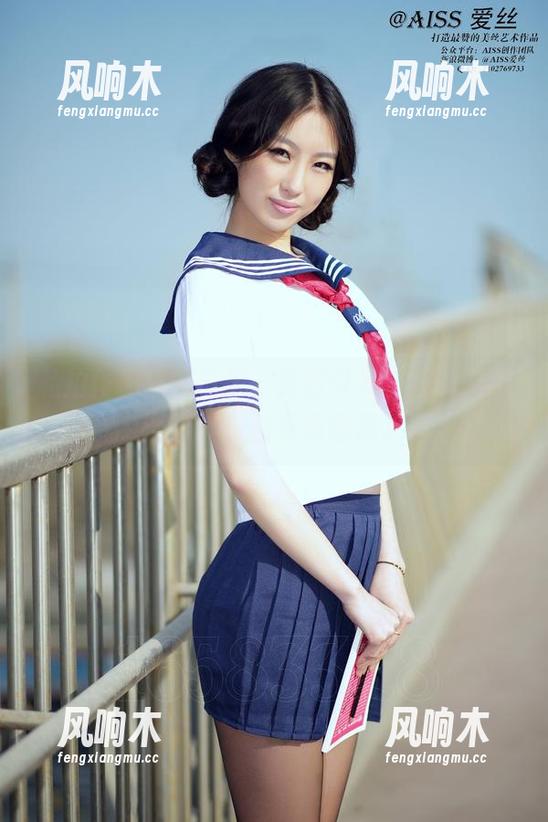 私拍作品里的袜子，竟然引发了我的无限遐想，爱丝真有意思。