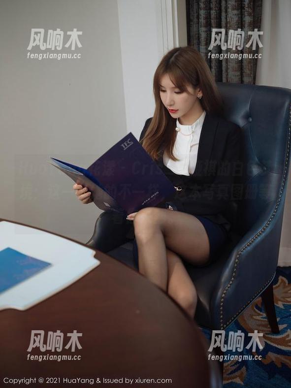HuaYang花漾 - Cris_卓娅祺的白色梦境：这一季她的不一样，这本写真图册等着你来翻。
