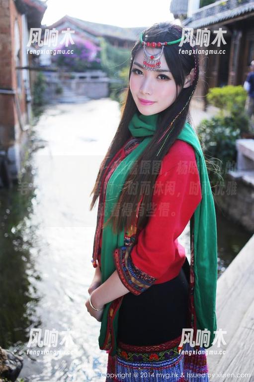 MyGirl美媛馆 - 翻看原图，杨晓青儿的毛衣逻辑好奇怪啊，时而休闲，时而优雅，让我看得有些懵。