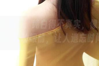 ROSI的美图，纯白得不真实，像清晨轻轻掠过我的眼前，让人遗忘时间。