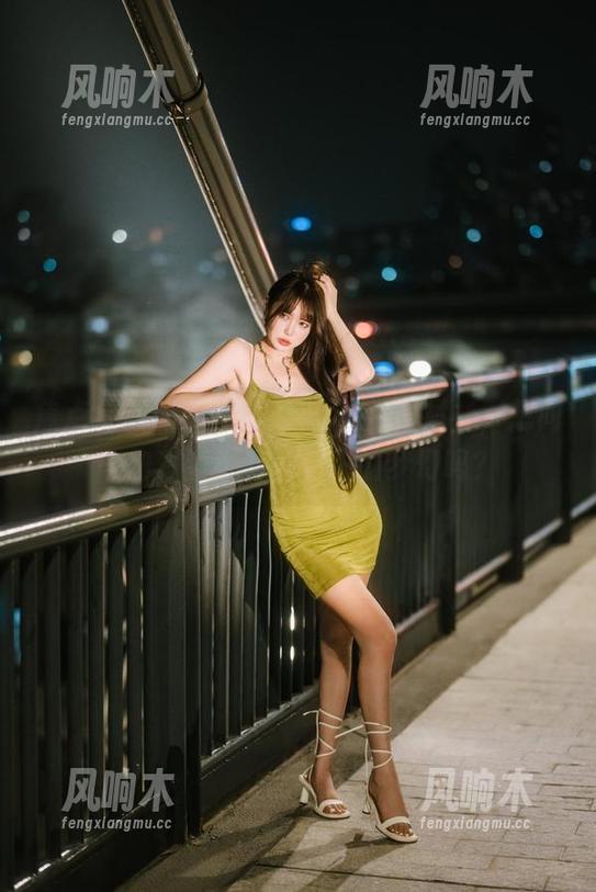 焦点全在Tina很妖孽呀这件白衬衫，想问一句，壁纸有城堡般的梦幻吗？