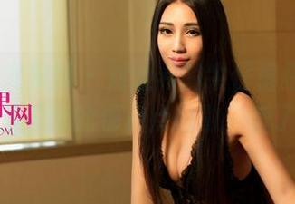 UGirls尤果网 – 刘娅希的牛仔裤搭配，高清照片里透出的那点点懒散，爱了爱了！