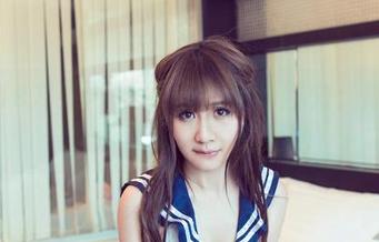 UGirls尤果网 – 牛仔裤下的魅力：娜依灵儿带你闯入写真天地