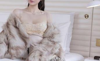 Xiuren秀人网 – Angela小热巴穿上连体衣，图库里的普通也变得不普通。