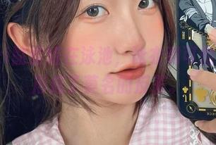 roroki骷髅姬在泳池，泳衣和可怕的cos形成了莫名的反差。