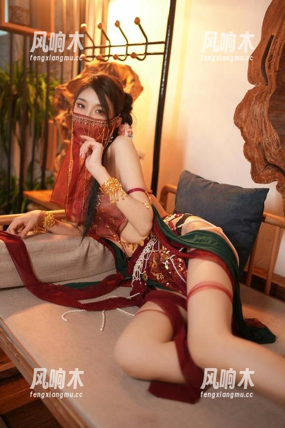 余多多Dudu的特辑：私拍中的我发现只有我和圣诞挂件是朋友！
