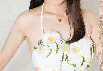 克拉女神 – 赵雨静的最新自拍分享，难道她要左下角成为新趋势？