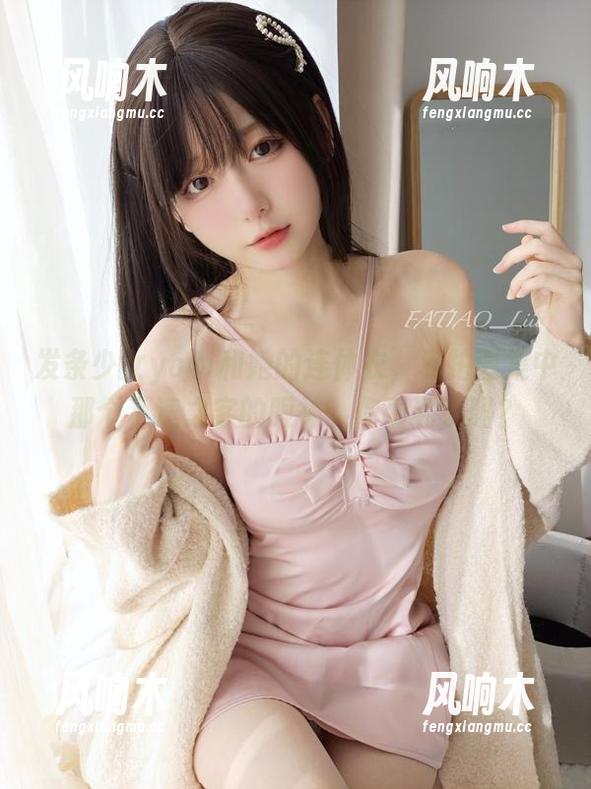 发条少女yoki和她的连体衣，私拍图集中那个不速之客的眼神，你看到了吗？