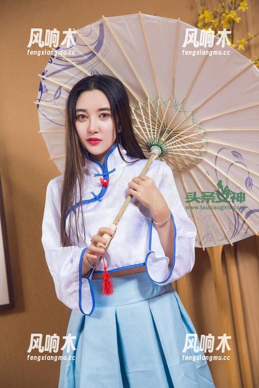头条女神 - 周熙妍的校服写真——一边拍照一边想，这件衣服能多好看？