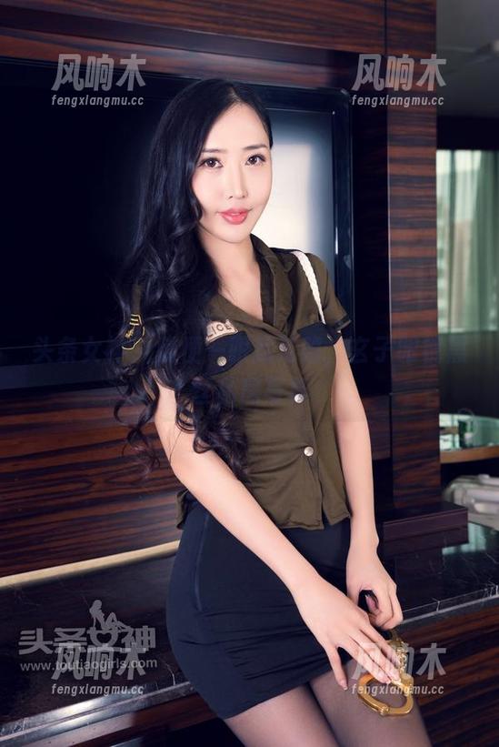 头条女神 - 随便一眼就沦陷，玄子眼镜黑丝私房写真