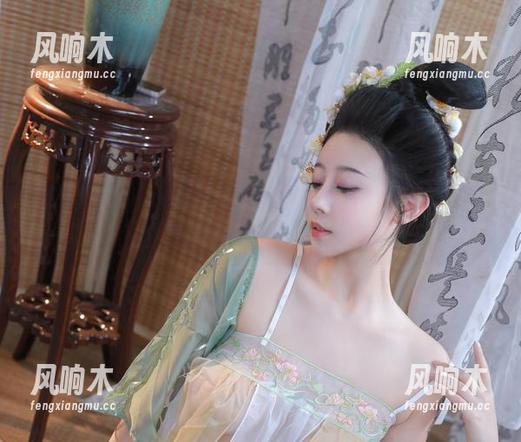 看奈汐酱Nice舞动在红裙中的照片，更新的时候不佩服她的搭配功力吗？