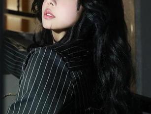 想知道奈汐酱Nice最新的自拍美图吗？《红夫人》带你遨游不同的红色世界！