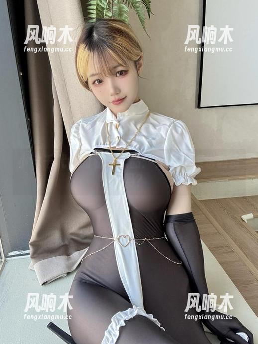 小仓千代w的私拍作品：你的礼服也调皮了吗？
