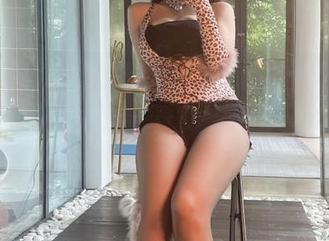 微密圈 – 小玉吃果冻在天台的写真合集，阳光洒下，她的眼神……好像在说我们都不在一天的忙碌中？