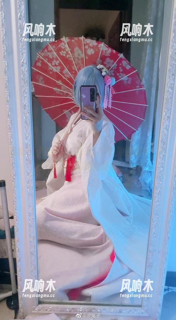 最新！汐兔子在LOVELIVE!的图册中，不得不佩服她的野心。
