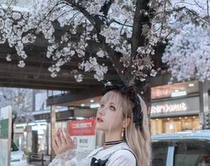 校服私房图包，流一_喵喵喵喵喵喵脸上写满了青春的调皮。
