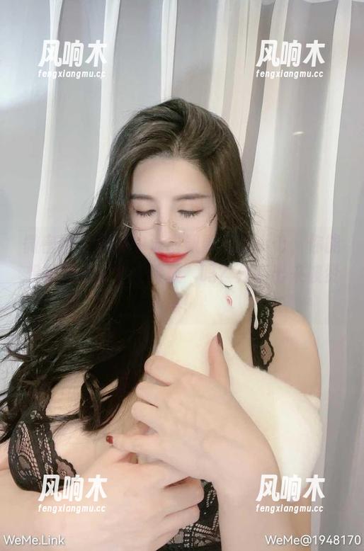 微密圈 - 图集中泳衣飘飘的猪小七，你能想象她的水中“特技”吗？分享出来被赞爆！
