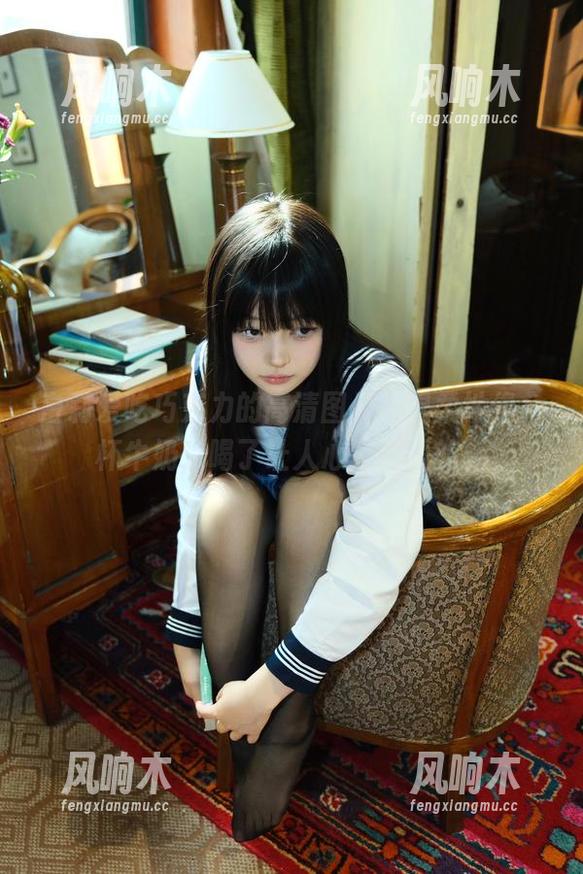 白莉爱吃巧克力的高清图片，温柔地像一杯牛奶，喝了让人心里暖暖的。