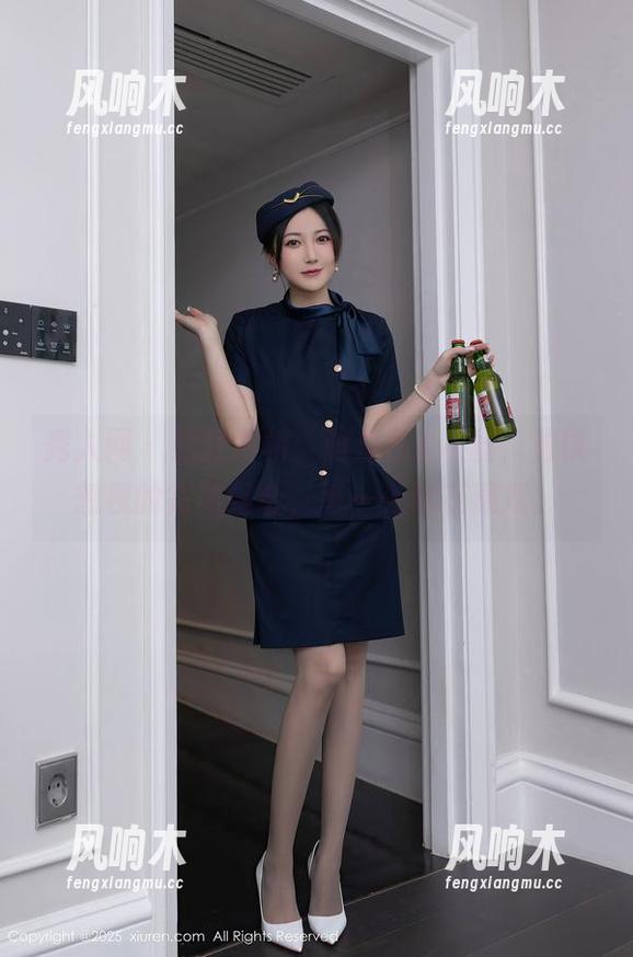 秀人网-萌白酱 秀人网 - 原图解析:萌白酱&灰丝,难以忽视的完美组合,每一处都在藏戏。