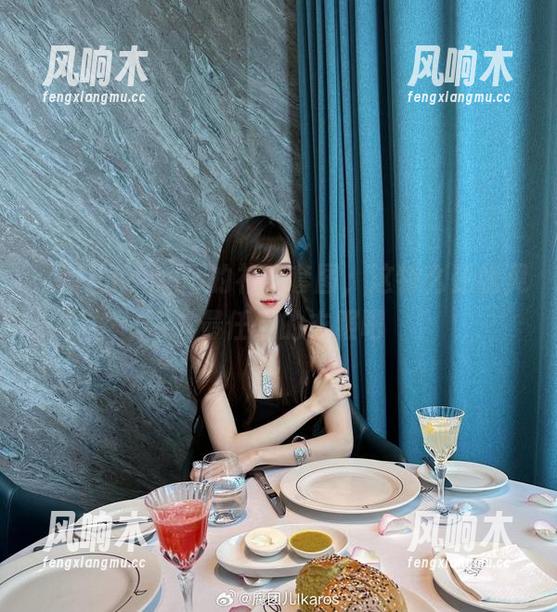 腐团儿Ikaros的礼服套图，这特么是我见过最任性的衣服吧