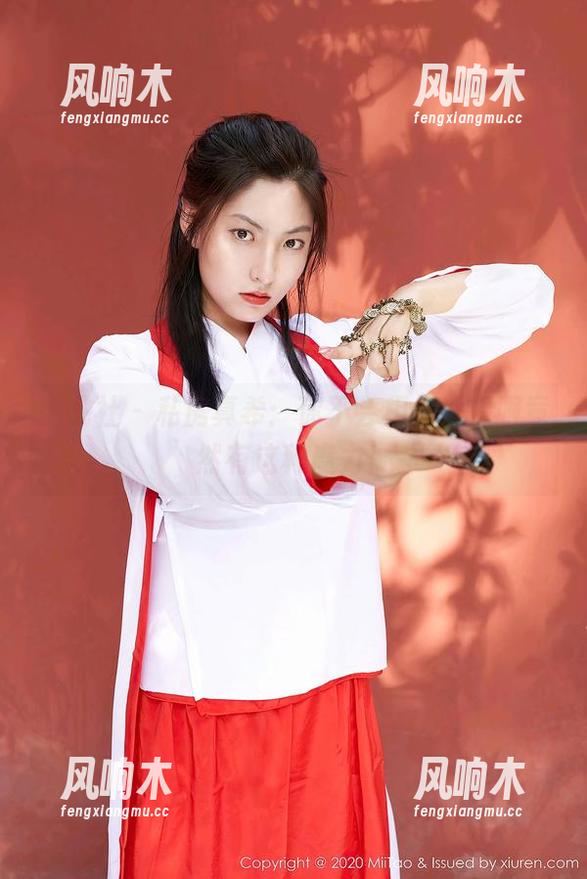 蜜桃社 - 私房真希：你不会相信，制服竟然有这种魔力！