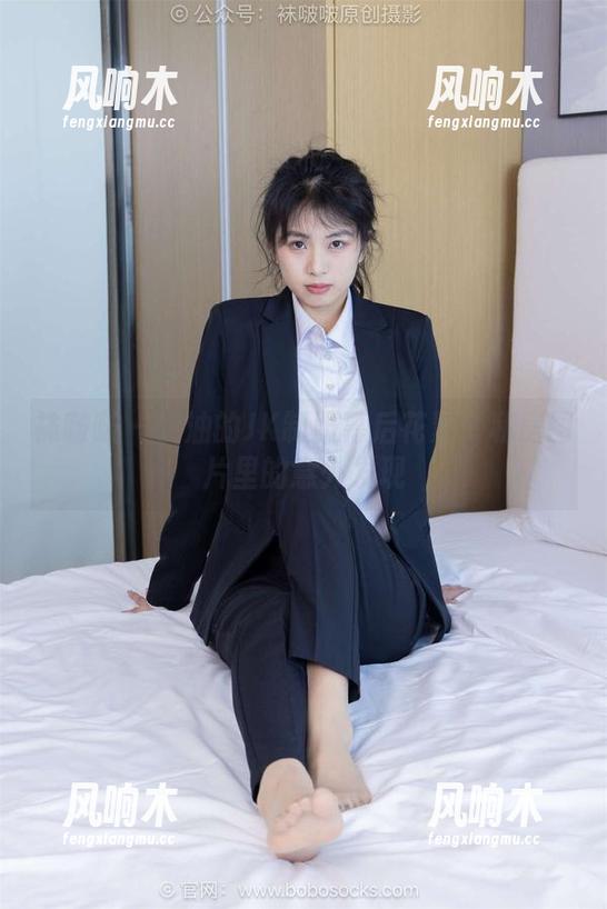 袜啵啵 - 奶油的JK制服幕后花絮：私房图片里的意外发现