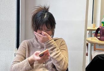 我还是先锁好门再看闪月半的办公室作品，免得被同事看到…