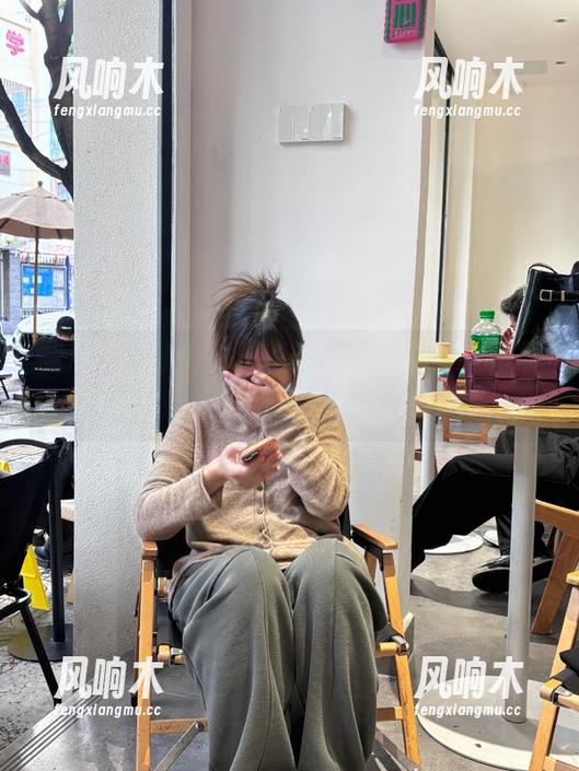 我还是先锁好门再看闪月半的办公室作品，免得被同事看到…