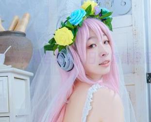 在韶陌陌的在线合集里，日常旗袍掀起小波澜