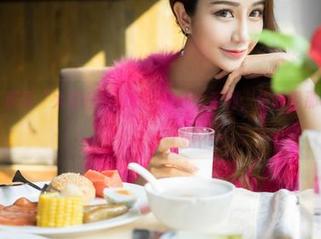 魅妍社 – 观看“大奶昔Kyra”的修女系列，依旧是那种不羁的气场，真难以抗拒。