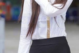 魔镜街拍 – 芝芝穿蓝色泳衣，你能想象这套图里的腼腆吗？