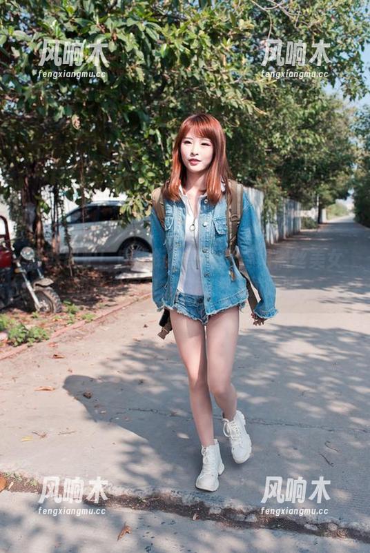 新鲜出炉！魔镜街拍蓝色包臀裙黑丝美女的高清图包，谁能把我拉走呀