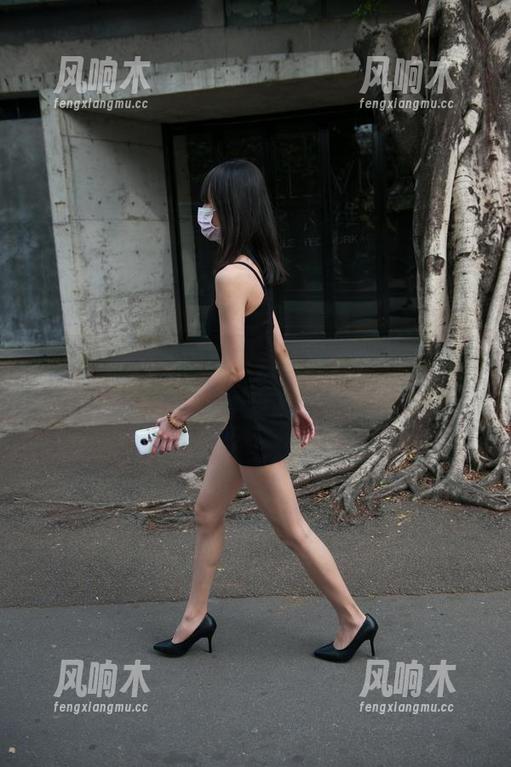 哇，魔镜街拍的原图，这油亮裙的细节竟然让我分心了。。。